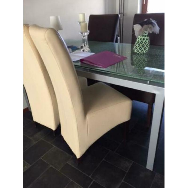 Tafel en stoelen