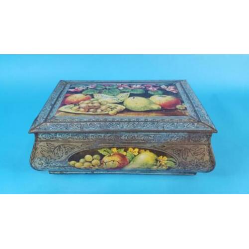 Vintage brocante metalen blik met fruit stilleven. 6C6