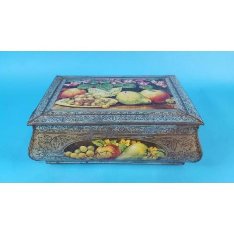 Vintage brocante metalen blik met fruit stilleven. 6C6
