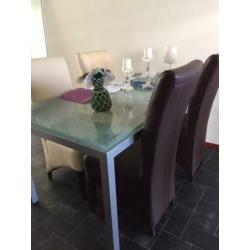 Tafel en stoelen