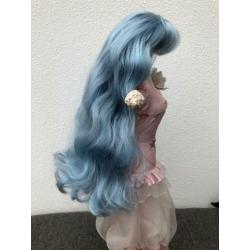 Blythe pruik blauw met pony op huidskleur scalp