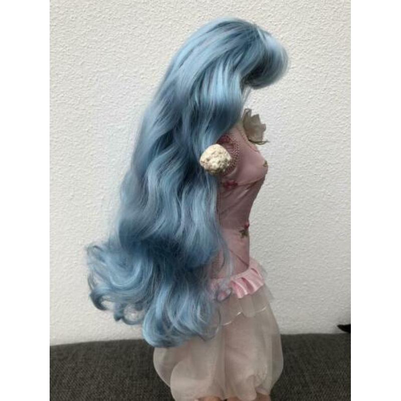 Blythe pruik blauw met pony op huidskleur scalp