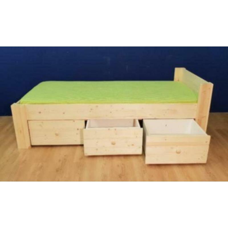 Strak model houten bed met 3 laden 40cm diep. - tegen meerpr