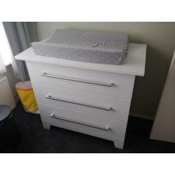 Ledikant en commode