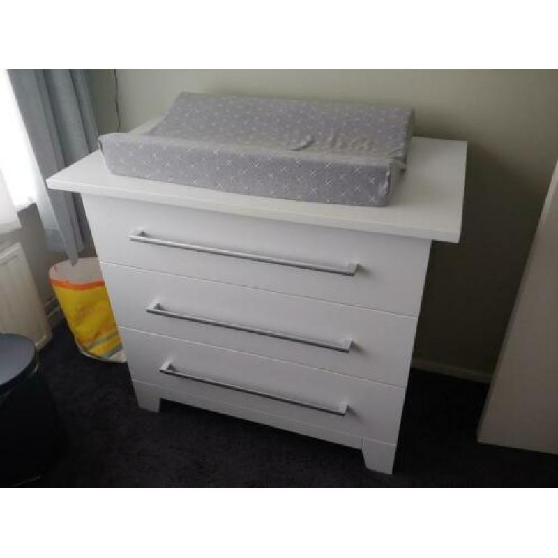 Ledikant en commode