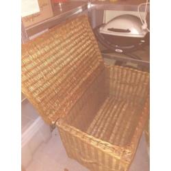 Rieten mand met deksel 89 x 52 x 55