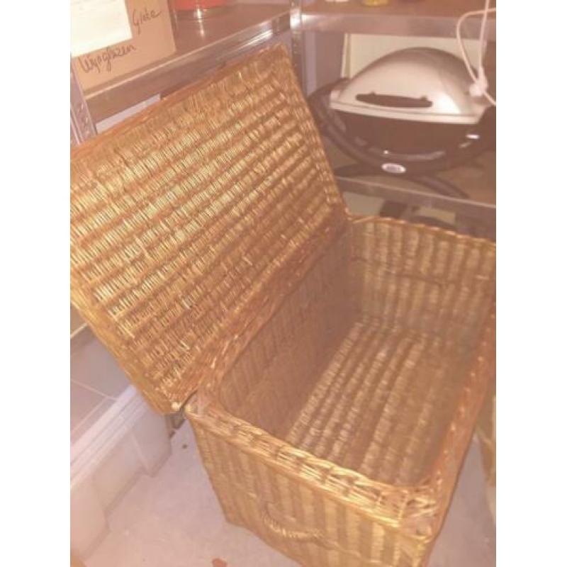 Rieten mand met deksel 89 x 52 x 55