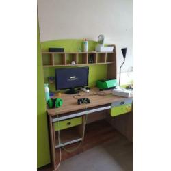 Groene Bureau Met Opbouw Cilek