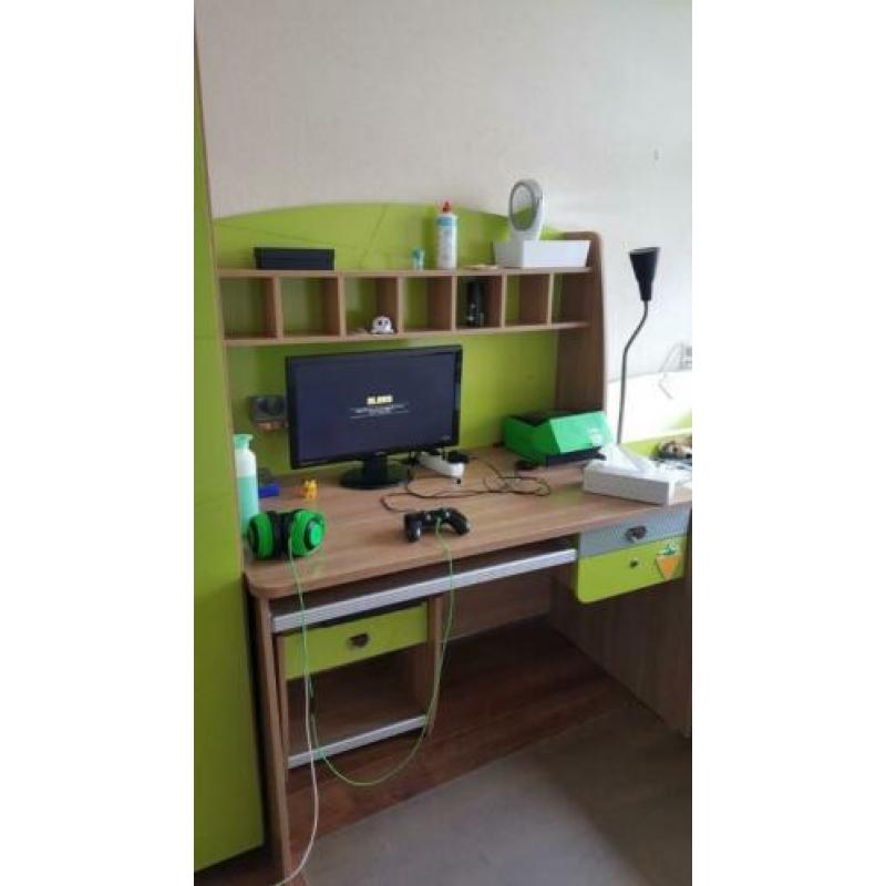 Groene Bureau Met Opbouw Cilek