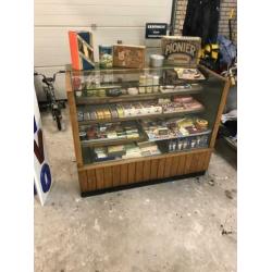 Antieke toonbank . Vitrine kast, toonbank
