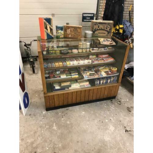 Antieke toonbank . Vitrine kast, toonbank