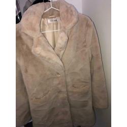 Zwarte en beige winterjassen. Allebei 50eur
