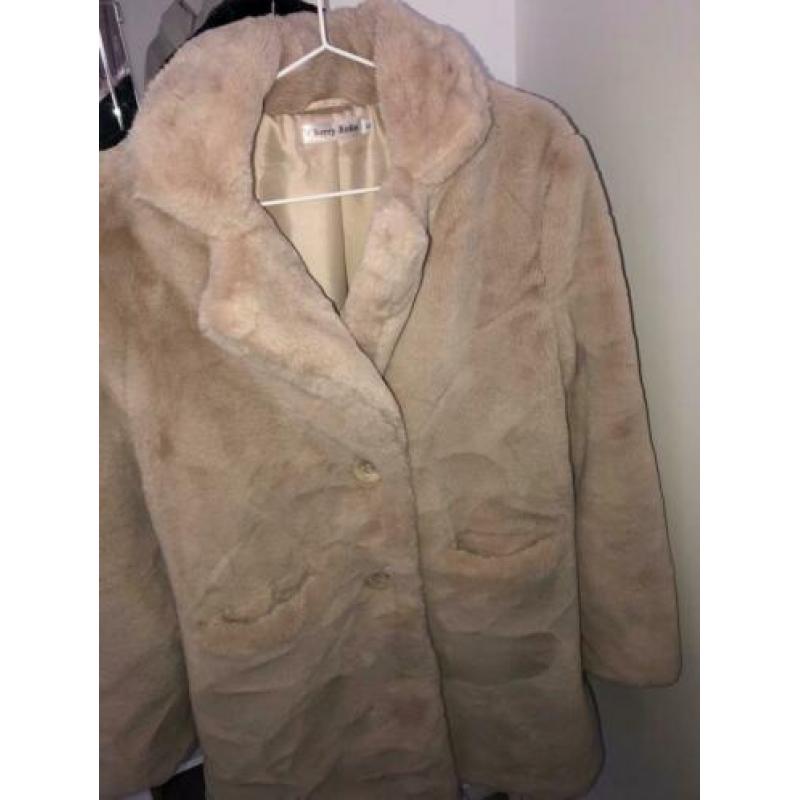 Zwarte en beige winterjassen. Allebei 50eur