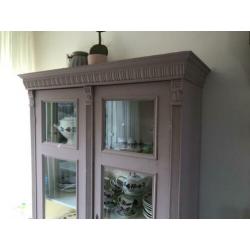 Brocante vitrinekast buffetkast oud roze met glas
