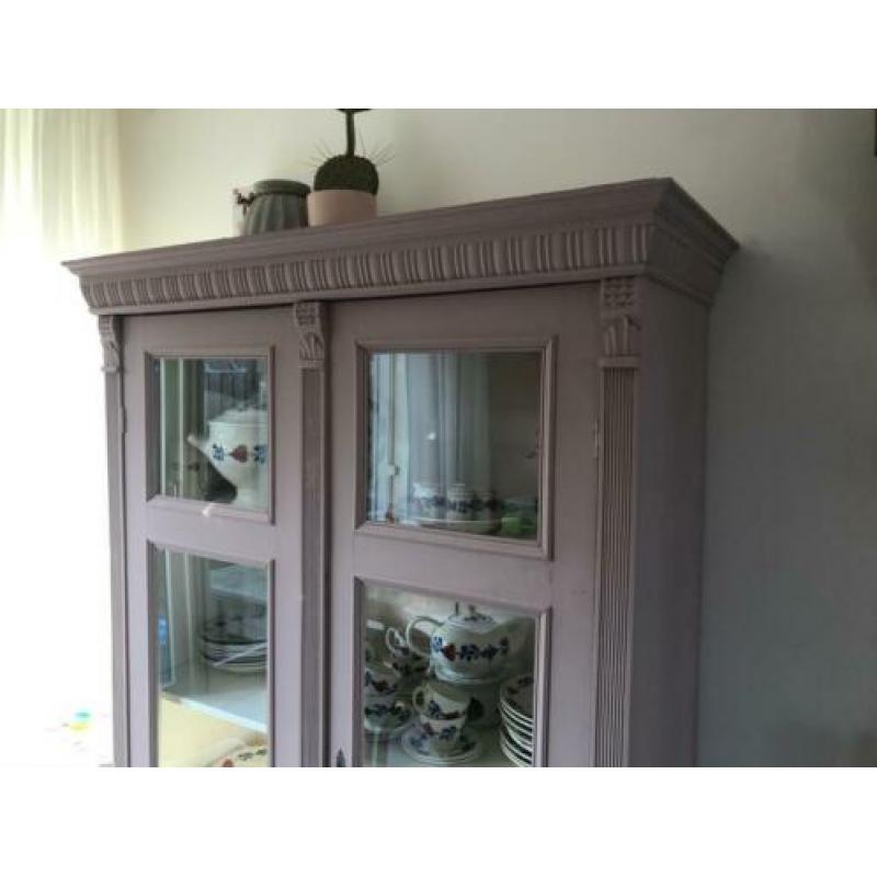 Brocante vitrinekast buffetkast oud roze met glas