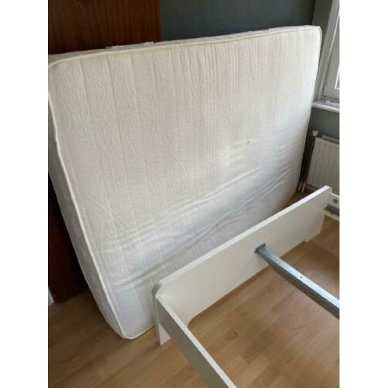 Tweepersoonsbed 140x200 IKEA incl. lattenbodem en matras