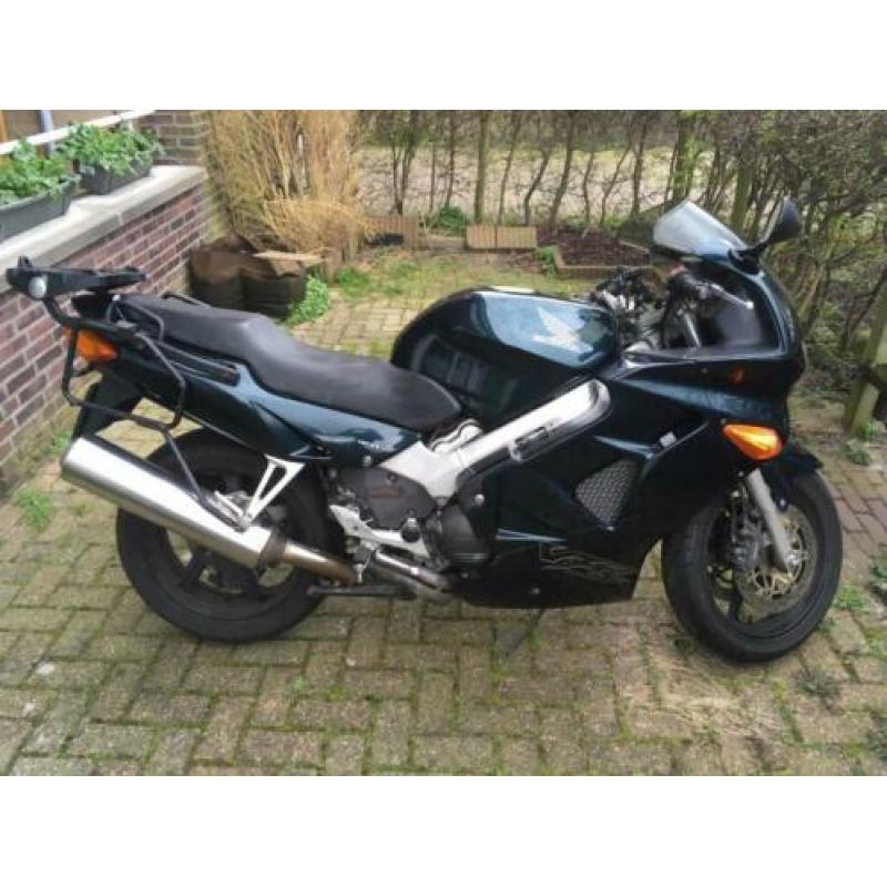 Honda VFR 800 uit 2001 (beste versie) inclusief koffers