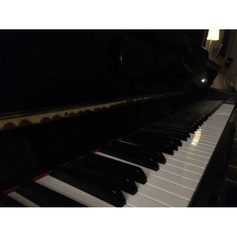 Te koop mooie zwarte Eavestaff piano
