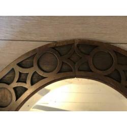 Antieke spiegel met houten lijst en geslepen glas