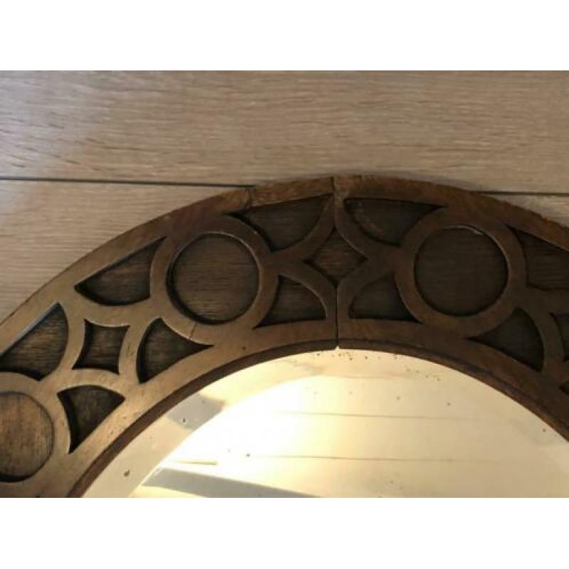 Antieke spiegel met houten lijst en geslepen glas