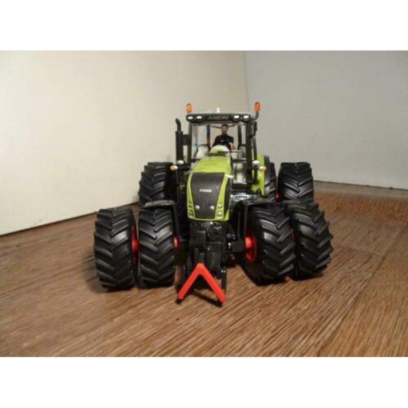 Te koop Siku Claas 840 Axion dubbellucht.