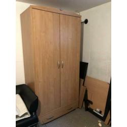 Slaapkamer met bed 210, kasten, bureau etc.