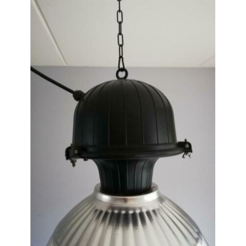 Industriële hanglamp van aluminium.