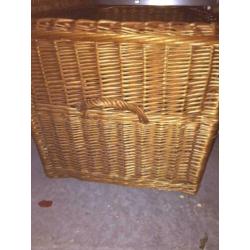 Rieten mand met deksel 89 x 52 x 55