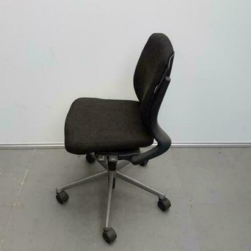 2x AHREND 230 bureaustoelen - zwarte nieuwe stof S06