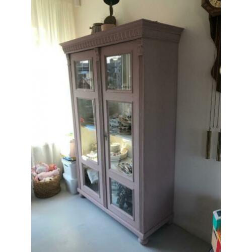Brocante vitrinekast buffetkast oud roze met glas