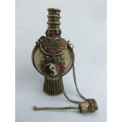 Oud yin en yang ampul met stenen inleg 20e eeuw