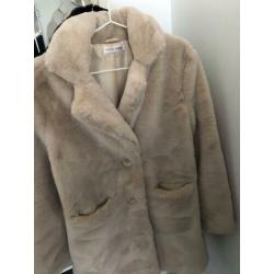 Zwarte en beige winterjassen. Allebei 50eur