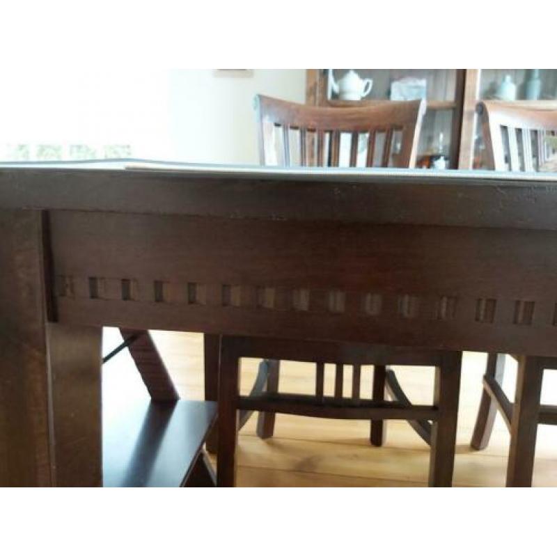 Stevige koloniaalse eettafel met zes degelijke stoelen