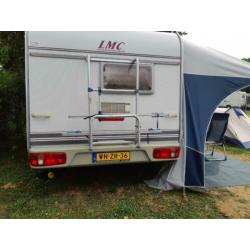 Nette en goed onderhouden LMC caravan met dwarsbed