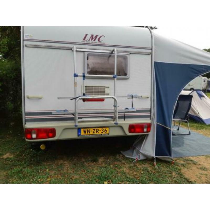 Nette en goed onderhouden LMC caravan met dwarsbed
