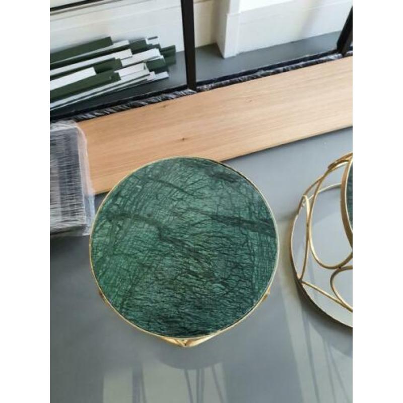 Twee bijzettafels met groen blad.
