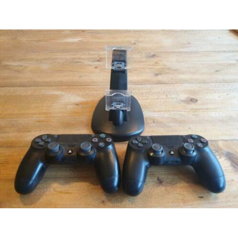 2 Dualshock4 controlers met houder