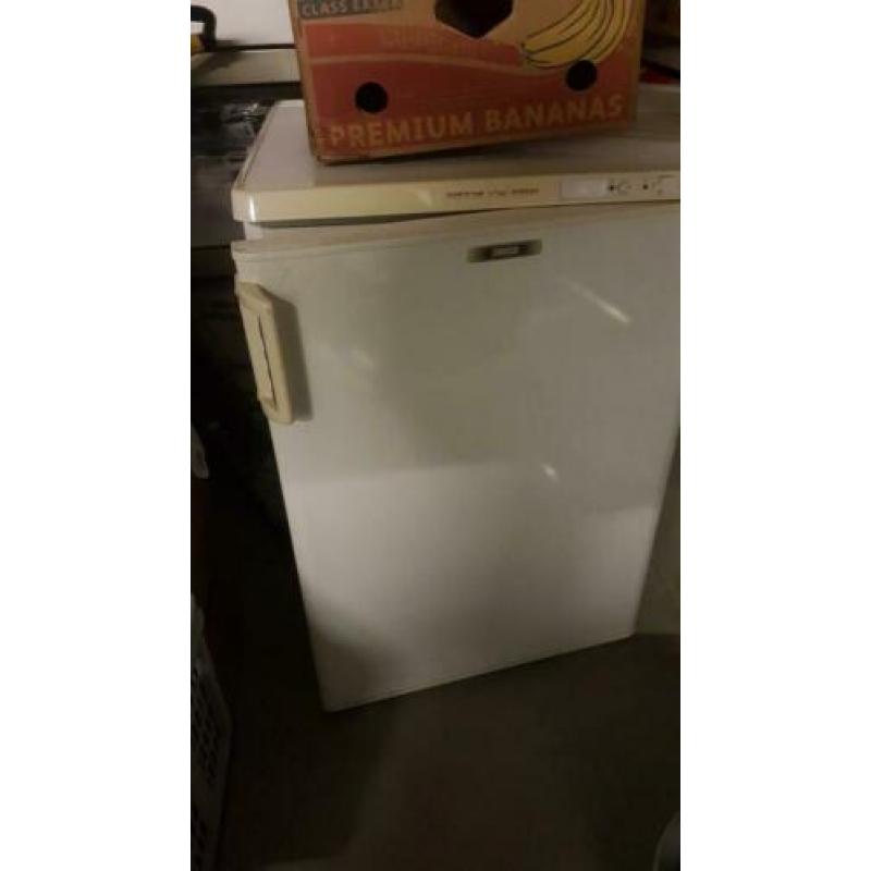 tafel model 60x60x86 cm