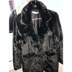 Zwarte en beige winterjassen. Allebei 50eur