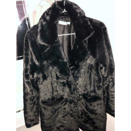 Zwarte en beige winterjassen. Allebei 50eur