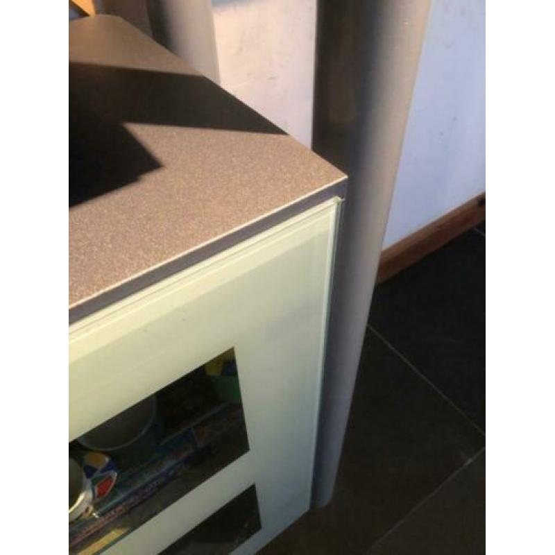 Mooie aparte servieskast c.q. Wandmeubel.