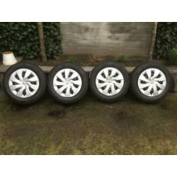 15” toyota verso s velgen + winterbanden + wieldoppen 5x100