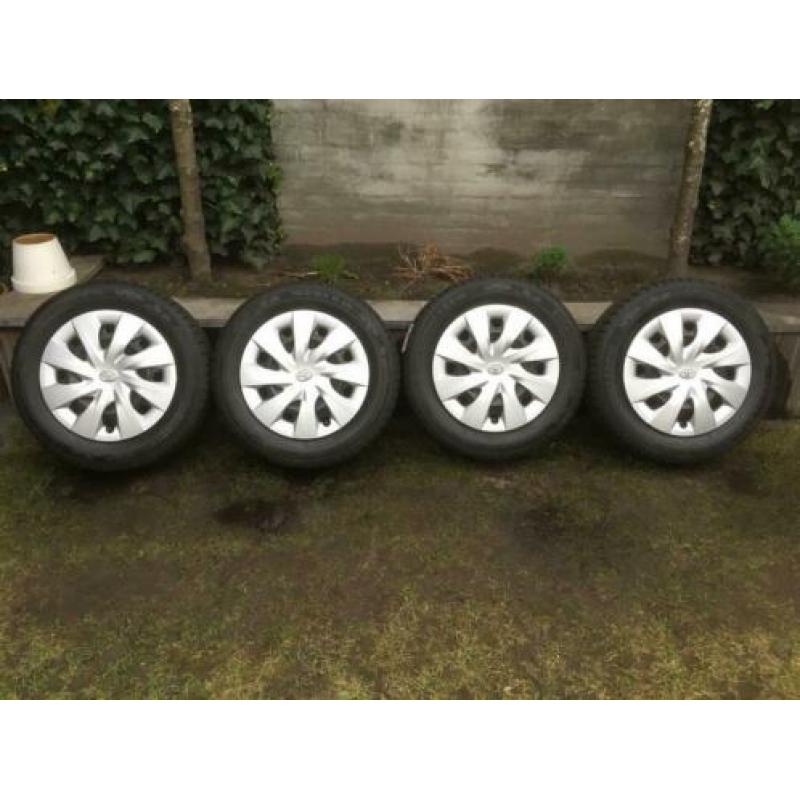 15” toyota verso s velgen + winterbanden + wieldoppen 5x100