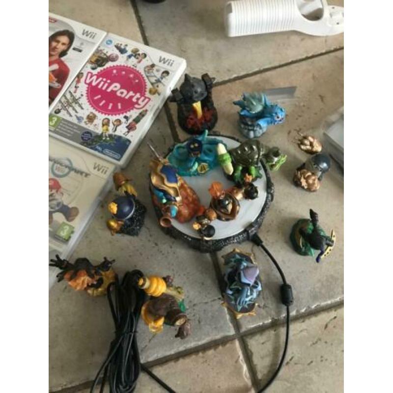 Wii compleet met 11 spellen (incl. 12 skylanders)