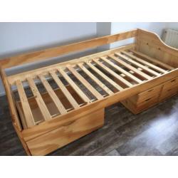 Mooi bed met opberglade s 90x200