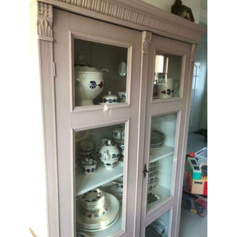 Brocante vitrinekast buffetkast oud roze met glas