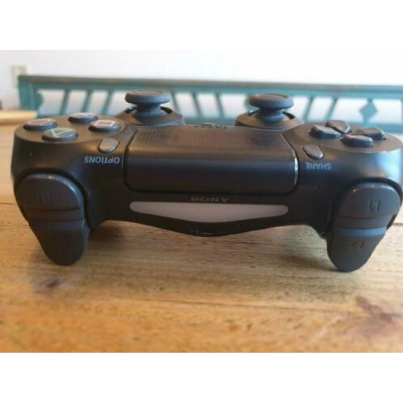 2 Dualshock4 controlers met houder