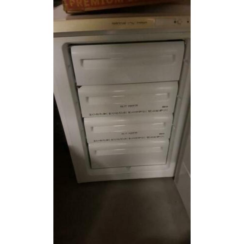 tafel model 60x60x86 cm