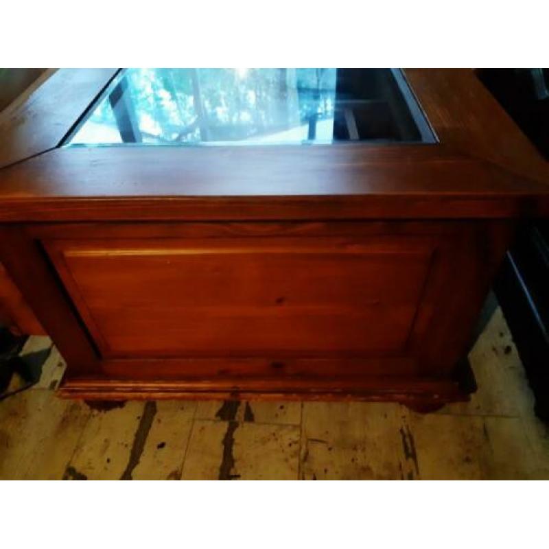 Salon tafel met glas en ladens