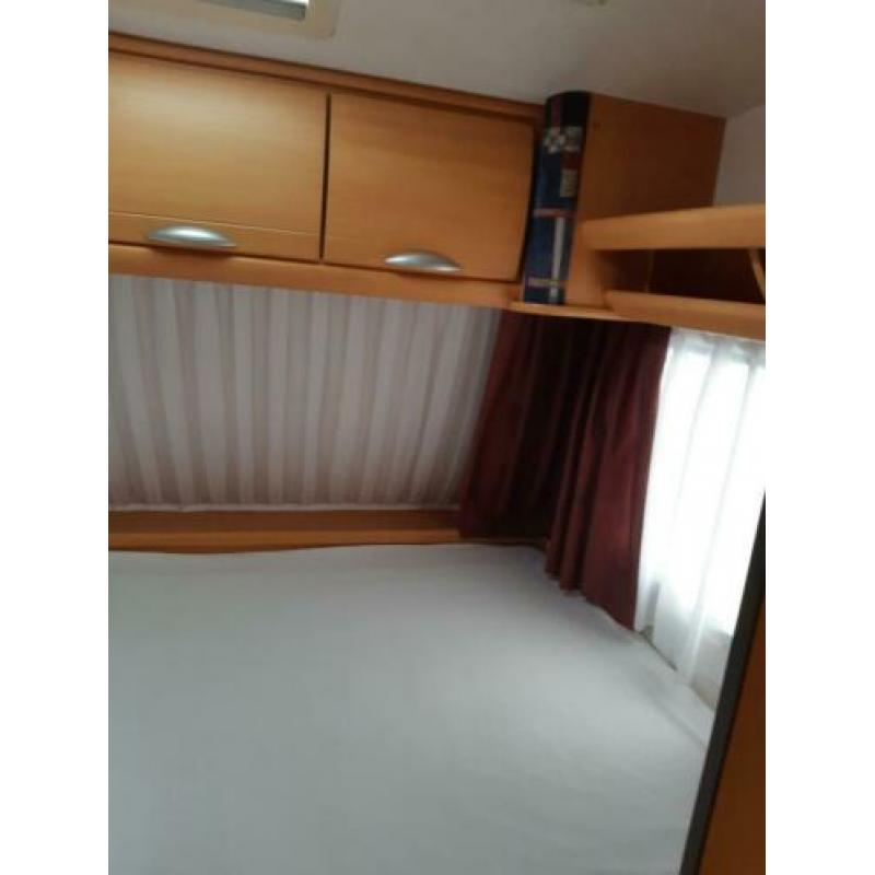 Nette en goed onderhouden LMC caravan met dwarsbed